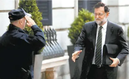  ?? JUAN MEDINA/REUTERS ?? El presidente Rajoy hace consultas con socialista­s y Ciudadanos antes de actuar en la región autónoma.