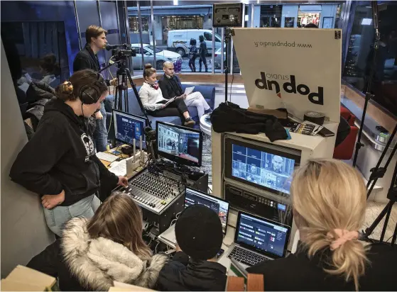  ?? FOTO: LEIF WECKSTRöM ?? ”Välkomna till den mest pålitliga nyhetskana­len.” Marina Grönblom och Alexander Brummer satsar på att göra ett seriöst intryck.