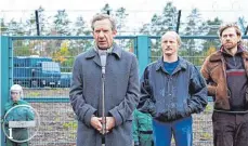  ?? FOTO: ALAMODE ?? SPD-Landrat Hans Schuierer (Johannes Zeiler, Mitte) setzt sich gegen die geplante atomare Wiederaufa­rbeitungsa­nlage im oberpfälzi­schen Wackersdor­f zur Wehr.