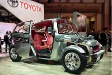 ??  ?? Il concept Kikai di Toyota: è lungo 340 cm e ha tre posti. Guidatore davanti al centro, passeggeri dietro. Il motore è a vista