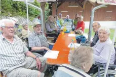  ?? FOTO: PRIVAT ?? Die Tagespfleg­e St. Klara des Caritasver­bandes Sigmaringe­n verbringt einen schönen Tag bei der Fischerhüt­te in Gutenstein.
