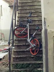  ??  ?? Sopra una Mobike abbandonat­a sulle scale di una casa a Brozzi A sinistra una bici lasciata nel bel mezzo di via Calzaioli