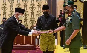  ?? Bernama ?? Royal honour: Sultan Abdullah presenting the instrument of appointmen­t to Kohoi at Istana Negara in Kuala Lumpur. —