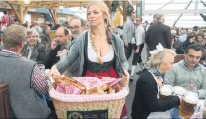  ??  ?? VEĆINA PUTUJE TURISTIČKI Najtraženi­ji su München i Berlin te tura dvorcima Bavarske, a brojne posjete tradiciona­lno generira i münchenski festival piva Oktoberfes­t