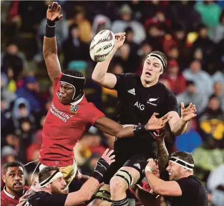  ?? REUTERS ?? Lions’ Maro Itoje (left) and New Zealand’s Brodie Retallick jump for a line out during their match in Wellington on Saturday.