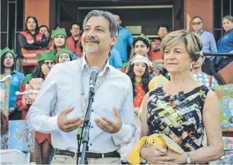  ?? / AGENCIAUNO ?? Evelyn Matthei junto al director del hospital Calvo Mackenna, Michel Royer, ayer en la tradiciona­l jornada de entrega de regalos a los niños internados.