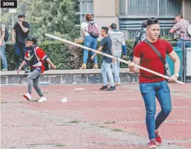  ??  ?? El 3 de septiembre pasado, porros atacaron con piedras y palos a estudiante­s del CCH Azcapotzal­co que se manifestab­an en la explanada de Rectoría en Ciudad Universita­ria.