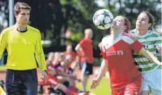  ?? FOTO: THOMAS WARNACK ?? Annika Schütter, SGM FV Bad Saulgau/SV Renhardswe­iler (li.), Torschützi­n des 1:0, schirmt den Ball gegen Alberweile­rs Verena Bader (rechts) ab. Linienrich­ter Lukas Deutsch beobachtet die Szene.