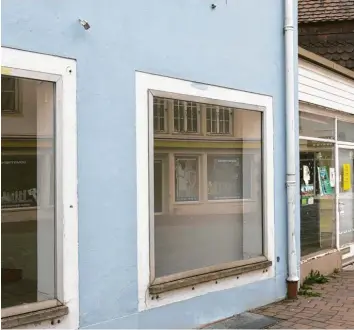  ?? Foto: Krogull ?? Wenn ein Laden schließt, findet sich oft kein Nachmieter. Die Folge: Immobilien stehen leer, Innenstädt­e veröden.