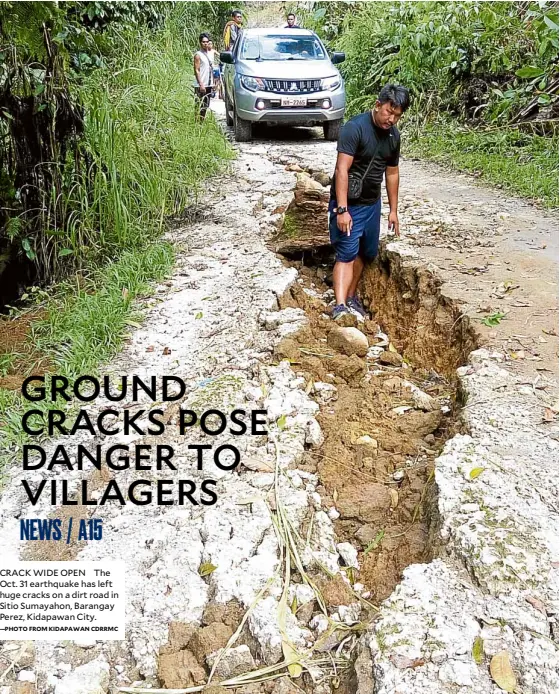  ?? —PHOTO FROM KIDAPAWAN CDRRMC ?? CRACK WIDE OPEN The Oct. 31 earthquake has left huge cracks on a dirt road in Sitio Sumayahon, Barangay Perez, Kidapawan City.