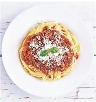  ?? FOTO: THINKSTOCK ?? Spaghetti Bolognese gehört zu den günstigen, aber sehr leckeren Gerichten und lässt sich leicht raffiniert verfeinern.