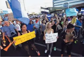  ?? AFP ?? Nicaragüen­ses que viven en Costa Rica en una vigilia por la paz en su país.