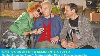  ??  ?? Santa Marinella (Roma). Sopra, Marina Ripa di Meana col marito Carlo, 88, e il figlio adottivo Andrea Cardella, 48, a Santa Marinella per la presentazi­one di un libro della marchesa, lo scorso luglio. A destra, Marina e Carlo Ripa di Meana in un...