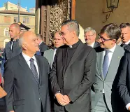  ??  ?? Il principe El Hassan bin Talal di Giordania, il cardinale Ayuso Guixot e il sindaco di Firenze Dario Nardella