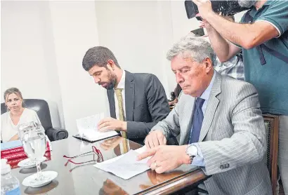  ?? I
Télam ?? Aldazabal y Ubeira en la audiencia ante la Cámara Federal por la segunda recusación a la jueza.