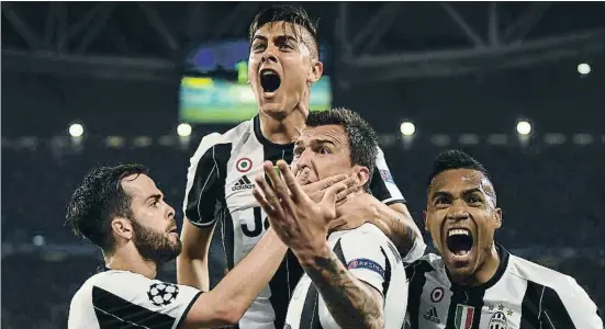  ?? MIKE HEWITT / GETTY ?? L’argentí Dybala, que va fer els dos primers gols, celebra el segon amb Pjanic, Mandzukic i Sandro