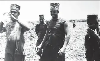  ??  ?? Men wearing takka and taking a water and smoke break