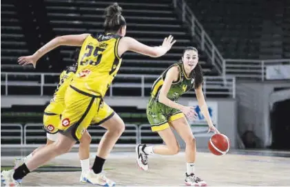  ?? CARLOS GIL ?? Stephanie Martínez avanza hacia la canasta rival en el partido ante el Picken Claret.