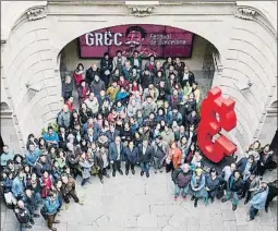  ?? ANA JIMÉNEZ ?? La foto de familia del Grec de este año con Ada Colau en el centro