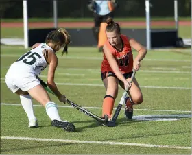  ?? OWEN MCCUE — MEDIANEWS GROUP ?? Perkiomen Valley’s Chloe Miller, right, fights for the ball with Methacton’s Madison Noh.