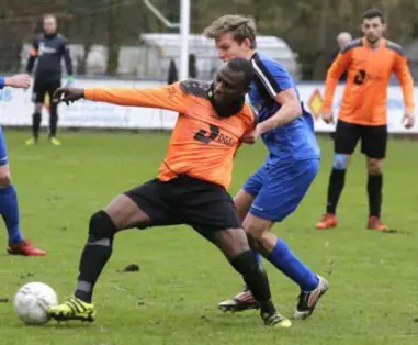  ?? FOTO KOEN FASSEUR ?? Simon Janssens van FC Ekeren (rechts) probeert Shabani M’Faume van Willebroek­se met alle mogelijke middelen af te stoppen.