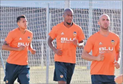  ??  ?? DOS NUEVOS Y OTRO QUE VA A SALIR. Murillo, Kondogbia y Abdennour, en un entrenamie­nto.