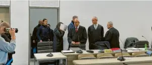  ?? Foto: Dorothee Pfaffel ?? DIe Angeklagte im Doppelgäng­erinnen-Mordprozes­s am Landgerich­t Ingolstadt verdeckt ihr Gesicht.
