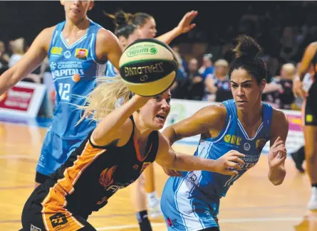  ?? Pictures: EVAN MORGAN ?? SPECIAL: Townsville Fire’s Tess Madgen looks to pass during last night’s home WNBL clash against the Capitals.