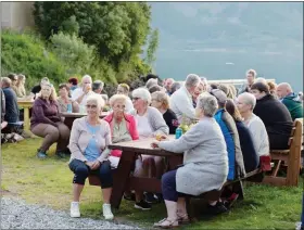  ??  ?? Det var god stemning og nydelig vaer fra start til slutt . Denne årlige rocken i bygda ser ut til å vokse seg større og større med årene. Etter kl 21 ble det 18 års aldergense og pub.