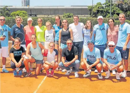  ?? DIEGO DIAZ ?? NO HAY JUGADORAS DESTACADAS NI PROYECTOS A FUTURO Equipo. Los dirigentes, los entrenador­es y las jugadoras arrancaron la ilusión en el Buenos Aires.