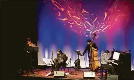  ?? Cortesía de Alejandro Ziegler ?? Alejandro Ziegler (der.) toca el piano en el cuarteto de tango que lleva su nombre.