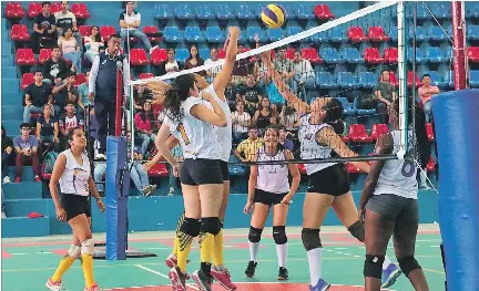  ?? CHRISTIAN VINUEZA / EXPRESO ?? Voleibol. Los equipos femeninos de la Escuela Superior Politécnic­a del Litoral (i) y la Universida­d de Guayaquil disputaron uno de los cotejos más intensos. Al final Espol ganó 2-0.