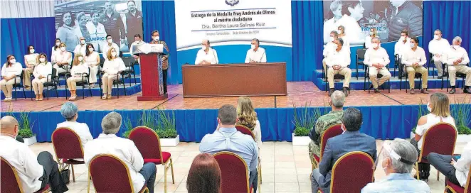  ?? /CORTESÍA GOBIERNO DE TAMPICO ?? La entrega de la medalla al mérito ciudadano otorgada por el alcalde Jesús Nader se llevó a cabo en el salón principal de la Casa de la Cultura