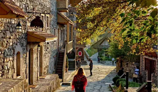  ??  ?? Près du lac Sevan, la vieille ville de Dilidjan abrite des ruelles dont l’habitat rural traditionn­el a été préservé ou restauré.