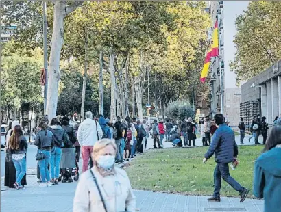  ?? ANA JIMÉNEZ / ARCHIVO ?? Colas en las dependenci­as de la brigada provincial de extranjerí­a de la rambla Guipúscoa