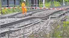  ?? FOTO: DPA ?? Wegen Tunnelarbe­iten haben sich Bahngleise zwischen Karlsruhe und Baden-Baden abgesenkt.