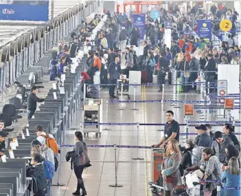  ?? FOTO: RICHARD ULLOA ?? ►► El flujo de pasajeros en el aeropuerto llega a 15 millones al año.