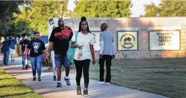  ?? Steve Gonzales / Houston Chronicle ?? Students from Fort Bend ISD’s Willowridg­e High School started school Tuesday at nearby Marshall High School. A massive cleanup of mold at Willowridg­e continues, and the school could be ready in September.