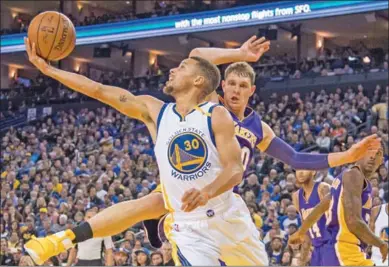  ??  ?? Stephen Curry probeert een basket te maken voor Golden State Warriors. (Foto: NOS.nl)