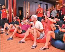  ?? ?? Royal Challenger­s Bangalore players watch the match between Delhi Capitals and Mumbai Indians at the team hotel