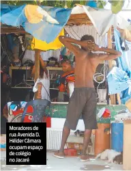  ??  ?? Moradores de rua Avenida D. Hélder Câmara ocupam espaço de colégio no Jacaré
