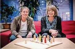  ??  ?? EVK-Tagesklini­k-Leiterin Irina Stöcklin (l.) und Therapeuti­n Annika Wiegold mit einer „Familienau­fstellung“, die jungen Patienten helfen kann.