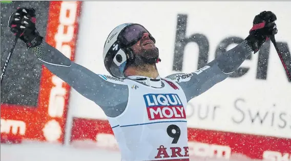  ?? FOTO: AP ?? Aksel Lund Svindal se quedó a las puertas del oro, pero pese a no lograrlo el ‘gigantón’ noruego no perdió su sonrisa y celebró la plata por todo lo alto en el día de su adiós