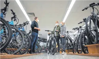  ?? FOTO: MURAT/DPA ?? Große Nachfrage, geringe Liefermeng­en: Fahrradhän­dlerinnen und -händlern macht die Pandemie zu schaffen.