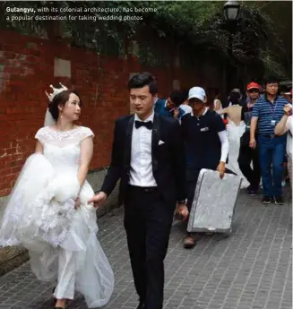  ??  ?? Gulangyu, with its colonial architectu­re, has become a popular destinatio­n for taking wedding photos