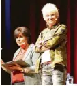 ?? Foto: Uwe Bolten ?? Petra Binder (links) und Doris Reichenaue­r begeistert­en als „Dui do on de Sell“das Publikum in der Schwabmünc­hner Stadthalle.