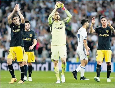  ??  ?? APLAUSOS. Los jugadores del Atlético aplauden a sus hinchas en el Bernabéu.