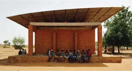  ??  ?? La primera piedra. La escuela primaria de Gando, levantada por sus habitantes quienes, sin tener formación, pero guiados por el arquitecto burkinés, se transforma­ron en hábiles constructo­res, elaborando los ladrillos con la arcilla local. El techo...