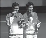  ?? ANGGER BONDAN/JAWA POS ?? SUKSES: Ricky Karandasuw­ardi (kiri) dan Angga Pratama meraih emas ganda putra SEA Games 2015. Bonus untuk mereka masing-masing Rp 200 juta.