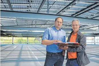  ?? FOTO: DANIEL HÄFELE ?? Thomas Wölfle (links) von den Stadtwerke­n Biberach und Architekt Axel Munz haben in den vergangene­n eineinhalb Jahren fast jeden Tag auf der Baustelle verbracht. Herzstück des erweiterte­n Parkhauses „Ulmer Tor“ist die Photovolta­ikanlage.